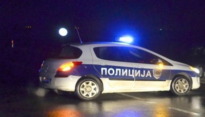 "ИЗВАДИО ЈЕ ПИШТОЉ И КОЛЕГА ЈЕ ОДМАХ СКОЧИО НА ЊЕГА..." Полицајац рањен током борбе са насилником који је СЕКИРОМ И ОРУЖЈЕМ тукао госте кафане