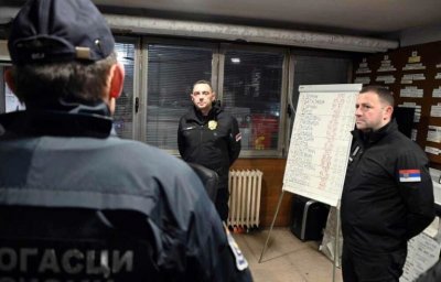МИНИСТАР ПОЛИЦИЈЕ СА ВАТРОГАСЦИМА ДОЧЕКАО СРПСКУ НОВУ ГОДИНУ: Вулин послао честитку свим припадницима МУП!